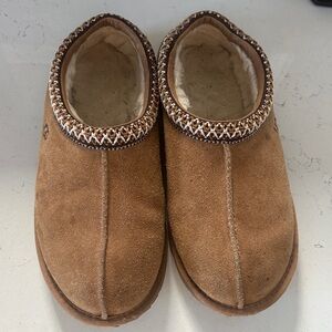 Cozy Tan Ugg Suede Tasman Slippers